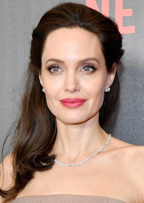Hande Erçel mi daha güzel Angelina Jolie mi?