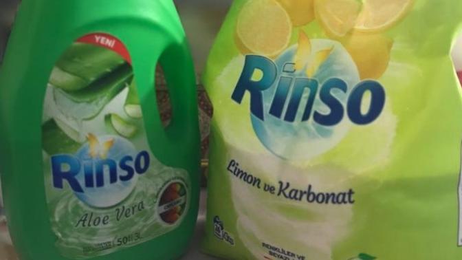 Çamaşırlarınızı yıkarken etkisini arttırmak için toz ile sıvı deterjanı karıştırır mısınız?