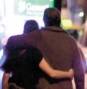 Sizce sarılarak yürümek ile el ele yürümenin arasındaki fark nedir? erkek arkadaşım hep fotoğraftaki gibi yürüyor?
