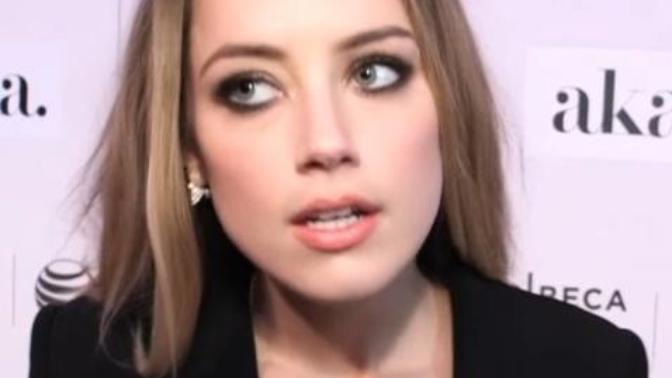 Amber Heard'in yüzü çok büyük ve uzun değil mi?