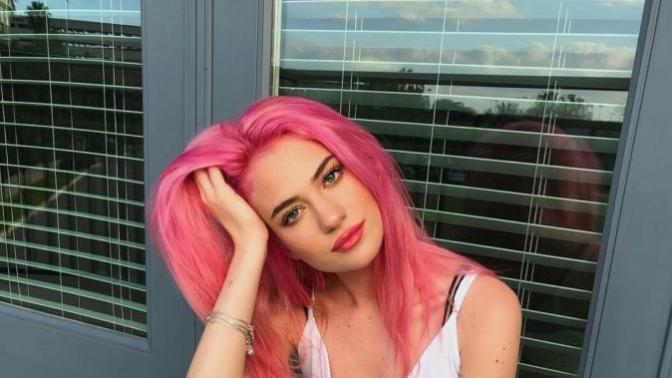 Pembe saç rengi kadınları çok mu çocuksu gösteriyor?