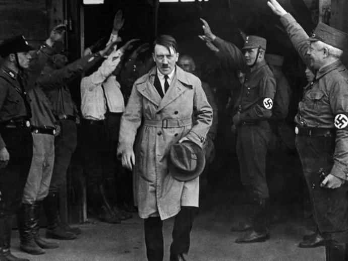 Adolf Hitleri sever misiniz?Fikirleriniz nelerdir?