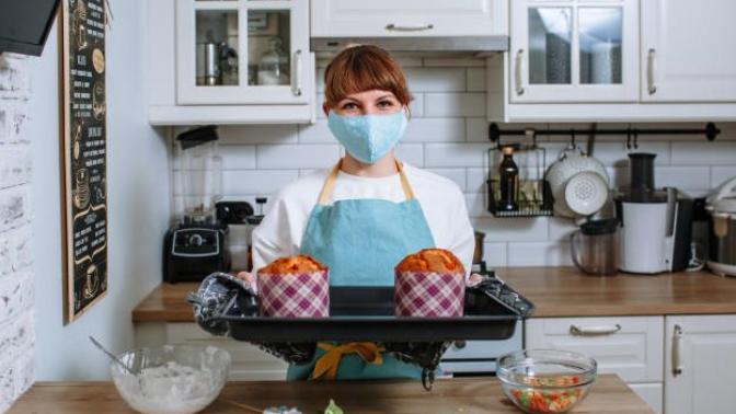 Eşim yemek yaparken maske takmamı istiyor ama ben istemiyorum. Sizce haklı mı?