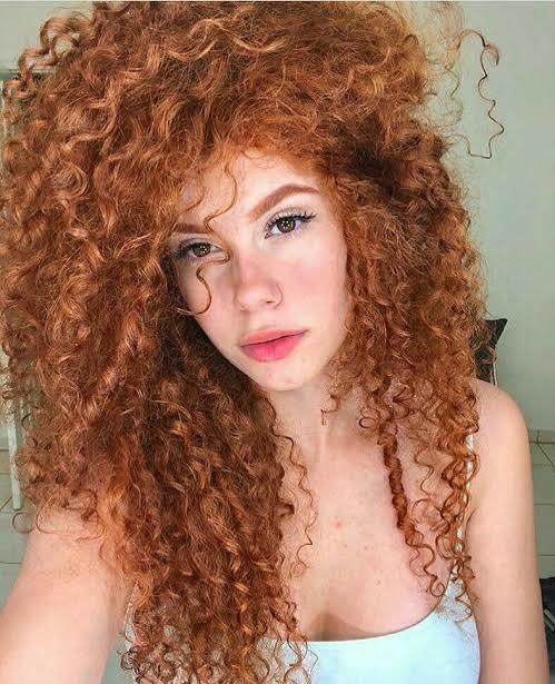 Kağıt gibi dümdüz olan saçı mı, yoksa lüle lüle kıvırcık olan saçı mı daha hoş bulursunuz?