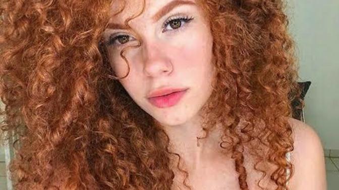 Kağıt gibi dümdüz olan saçı mı, yoksa lüle lüle kıvırcık olan saçı mı daha hoş bulursunuz?