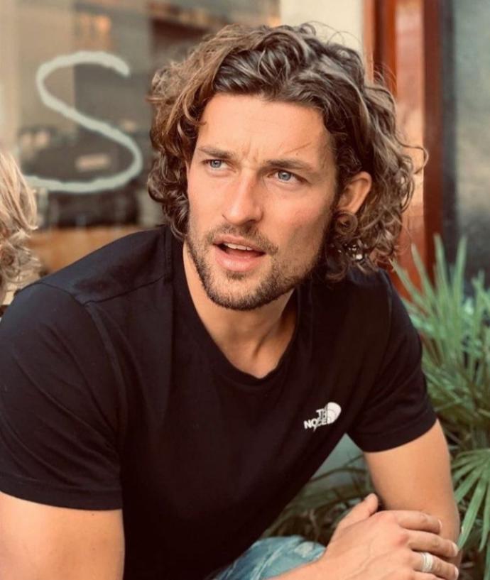 Saçlarınızı toplayınca size yakışıyor mu, yoksa salık saç modeli mi daha çok yakışıyor?