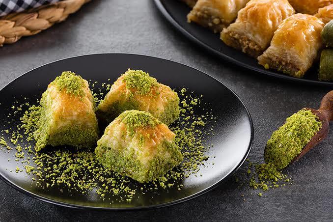 Tatlıyı aç karnına mı yemeyi seversiniz yoksa yemeğin üzerine tok karnına mı?