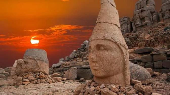 Güneşin doğuşunun ve batışının en güzel izlendiği yer Nemrut Dağı imiş. Siz Nemrut Dağı'na çıkmak ister miydiniz?