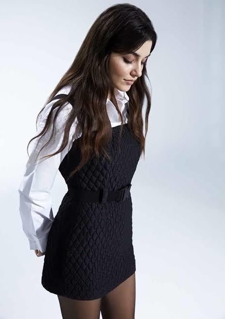 Hande Erçel Amber’dan daha güzel değil mi?