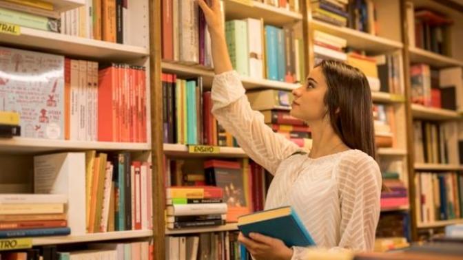 Kitap seçerken arka kapak yazısını mı incelersiniz önsözü mü?