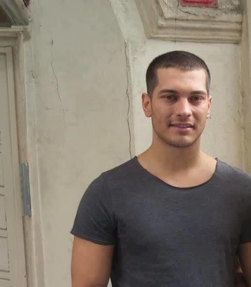 Sizce ÇAĞATAY ULUSOY yakışıklı mı ve burnu kulakları nasıl?