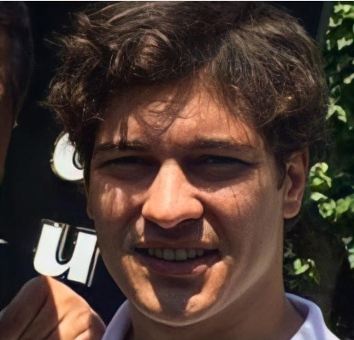 Sizce ÇAĞATAY ULUSOY yakışıklı mı ve burnu kulakları nasıl?