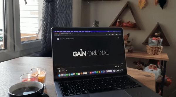 En az soldaki kahvem kadar sıcak bir dizi! 