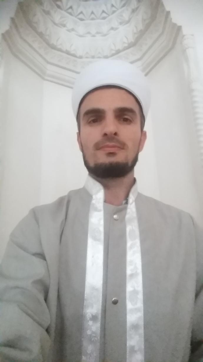 İlahiyat mezunu Din kültürü öğretmeni veya İmam-Hatip