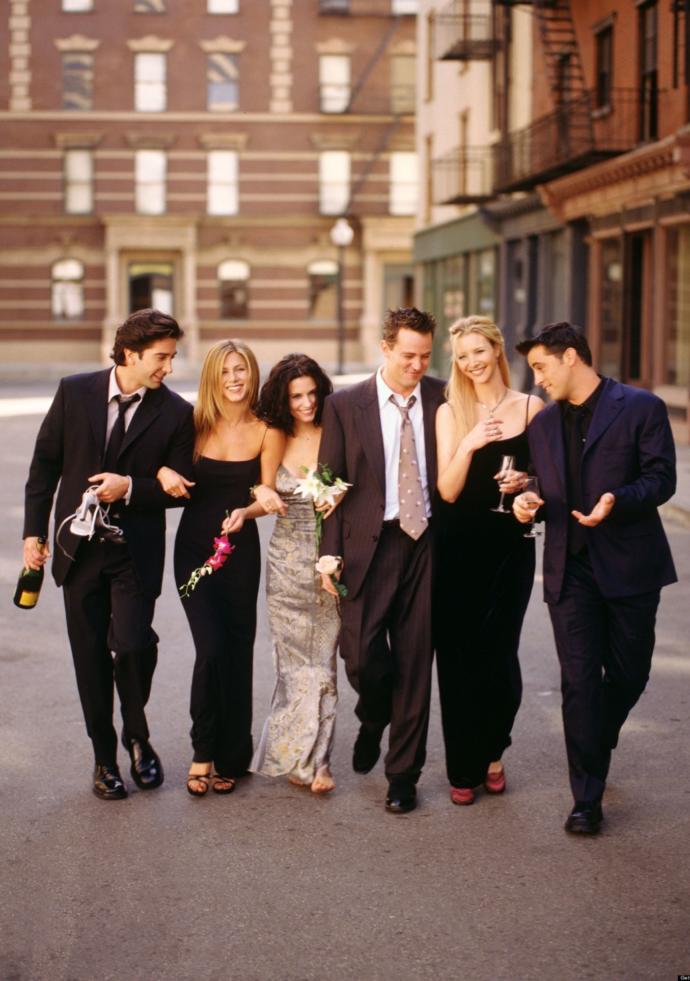 Eğlenceli, sürükleyici ve mümkünse kısa sitcom önerir misiniz?