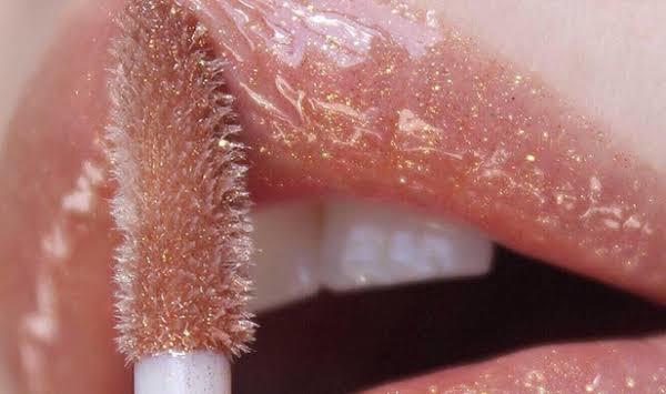 Günlük hayatta dudak parlatıcısı kullanır mısınız, sizce dudakları seksi gösteriyor mu?
