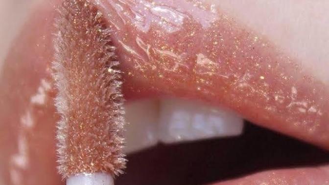 Günlük hayatta dudak parlatıcısı kullanır mısınız, sizce dudakları seksi gösteriyor mu?