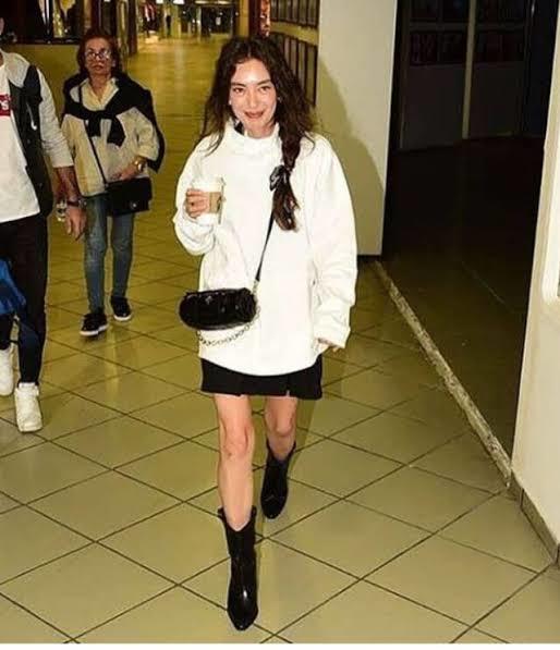 Neslihan atagülün fiziği mi daha güzel Fahriye Evcenin mi?