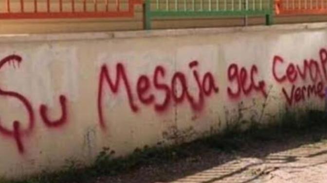 Sosyal medyada geç cevap veren mi daha sinir bozucudur kısa cevap veren mi?