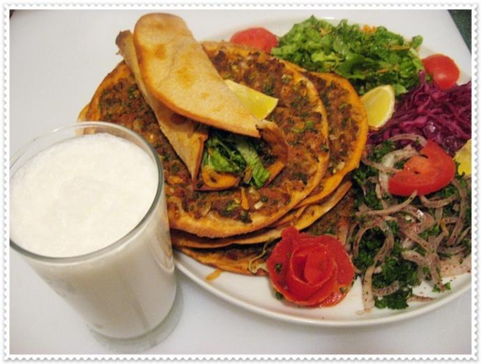 Lahmacunun yanında en iyi ne gider?
