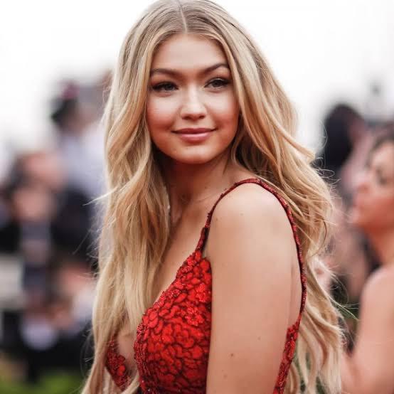 Hande erçel (esmer) Gigi hadid (sarı olan ) Hande erçel mi Gigi hadid mi?