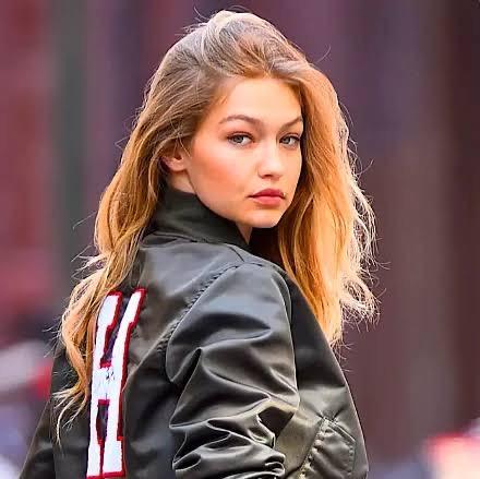 Hande erçel (esmer) Gigi hadid (sarı olan ) Hande erçel mi Gigi hadid mi?