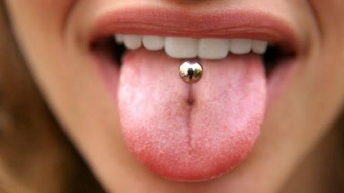 Kızlarda dil piercing çok itici değil mi?