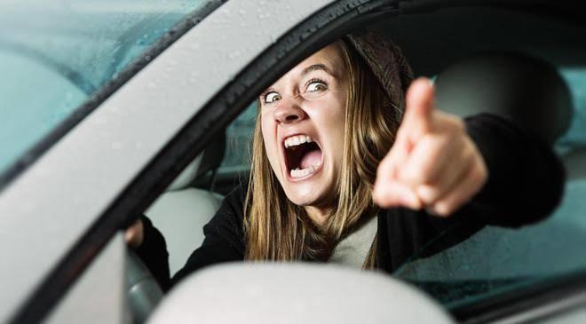 Araba kullanırken neden herkes agresif oluyor? Trafikte siz de agresif misiniz?