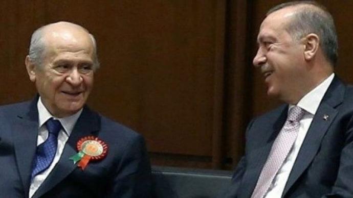 Anketlerde AKPnin oyu yüzde 31, MHPnin oyu yüzde 7 çıkmaya başladı. Türkiye ilk seçimde değişime gidecek mi?