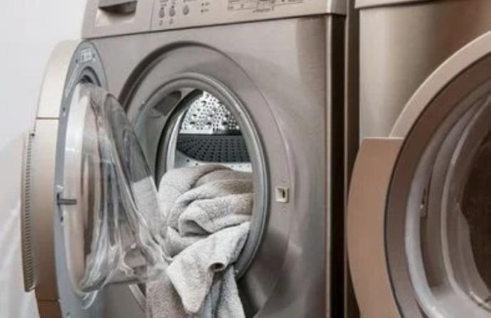 Çamaşırlar makinede yarına kadar kalsa koku olur mu?