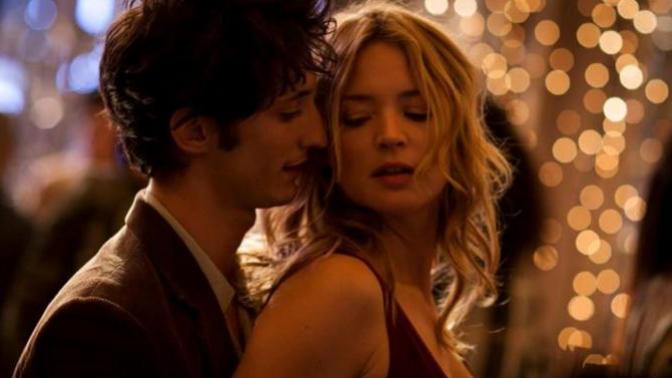 Kadını çekici yapan kadının bedensel güzelliği mi yoksa üzerinde taşıdığı seksi elbiseler mi?