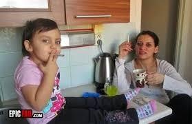 Aile büyüklerinin yanında sigara içebiliyor musunuz?