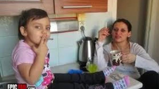 Aile büyüklerinin yanında sigara içebiliyor musunuz?