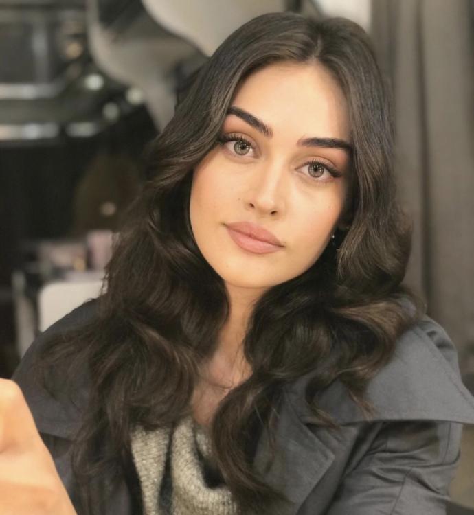 Esra Bilgiç mi Hande Erçel mi daha güzel?