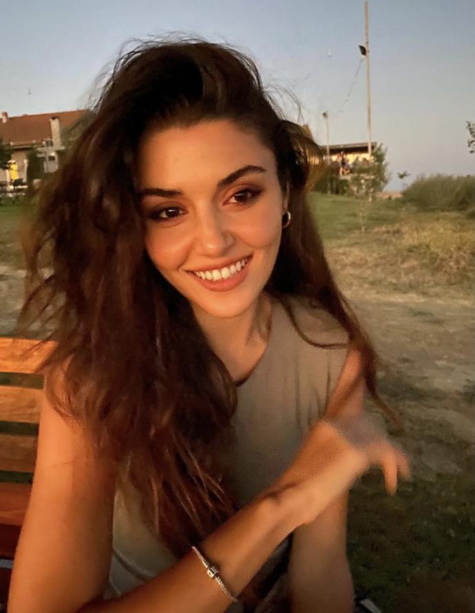 Esra Bilgiç mi Hande Erçel mi daha güzel?