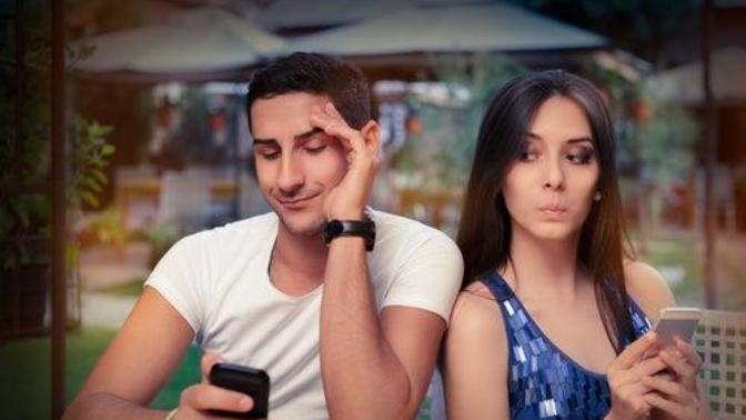 Kıskançlık aşk belirtisi midir?