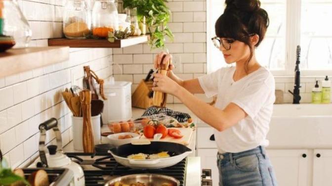 Yemek yapmayı sıfırdan nasıl öğrenebilirim, mutfak işlerine nerden başlanır?
