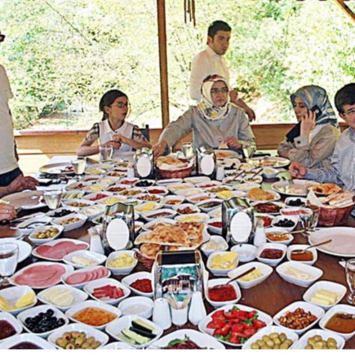 Abartı da bu masayı kimse geçemez