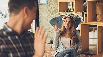 Hiçbir şeye karışmayan sevgili medeni mi, yoksa sevmiyor mu?