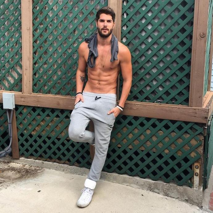 Sizce Nick Bateman yakışıklı mı?