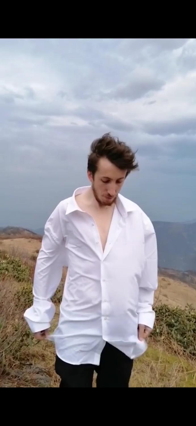 Beyaz gömlek bana yakışıyor mu?