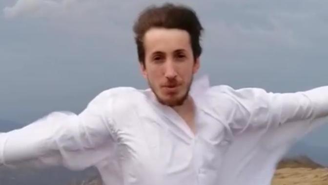 Beyaz gömlek bana yakışıyor mu?