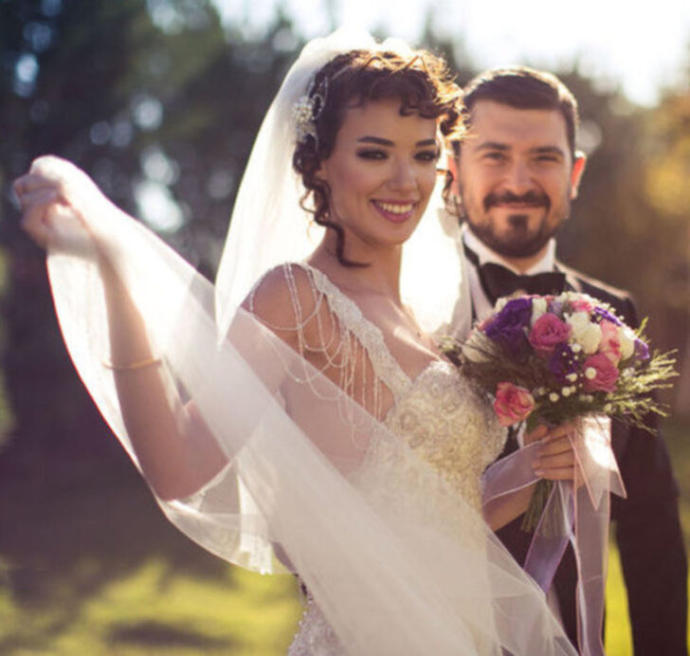 Seda Bakan imajını değiştirdi! Hayranları beğeniler yağdırdı, sizce yeni imajı nasıl olmuş?