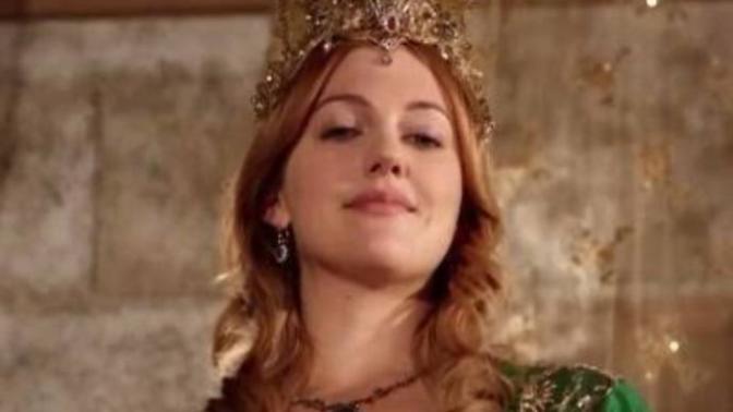 Artık gerçek bir Hürrem Sultan olabilmek için bu tacı nerede bulabilirim 👉👈💅🥺?