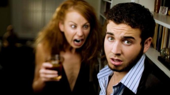 Sevgilim bana hediye olarak aldığı fantezi kıyafetlerini annem gördü ben ne yapacağım?