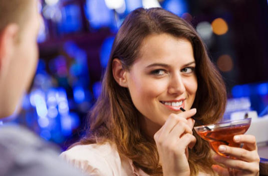 Yakışıklı erkekleri tavlayan çirkin kızların sırrı nedir?