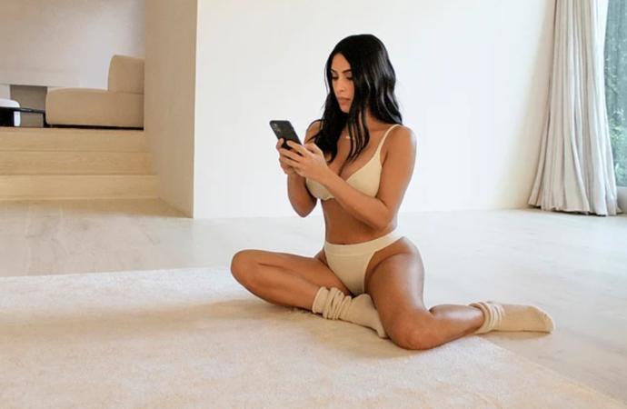 Kendall ve Kylie Jenner, ablaları Kim Kardashianın yeni koleksiyonu için pozlar verdi. Bunlar insansa biz neyiz?