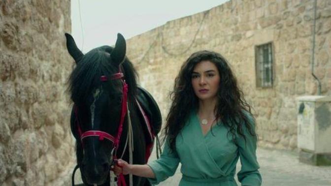 Ebru Şahin, kendisini Akın Akınözü'yle shipleyen hayranlarını engelleyip, hesabını kapattı! Ne düşünüyorsunuz?