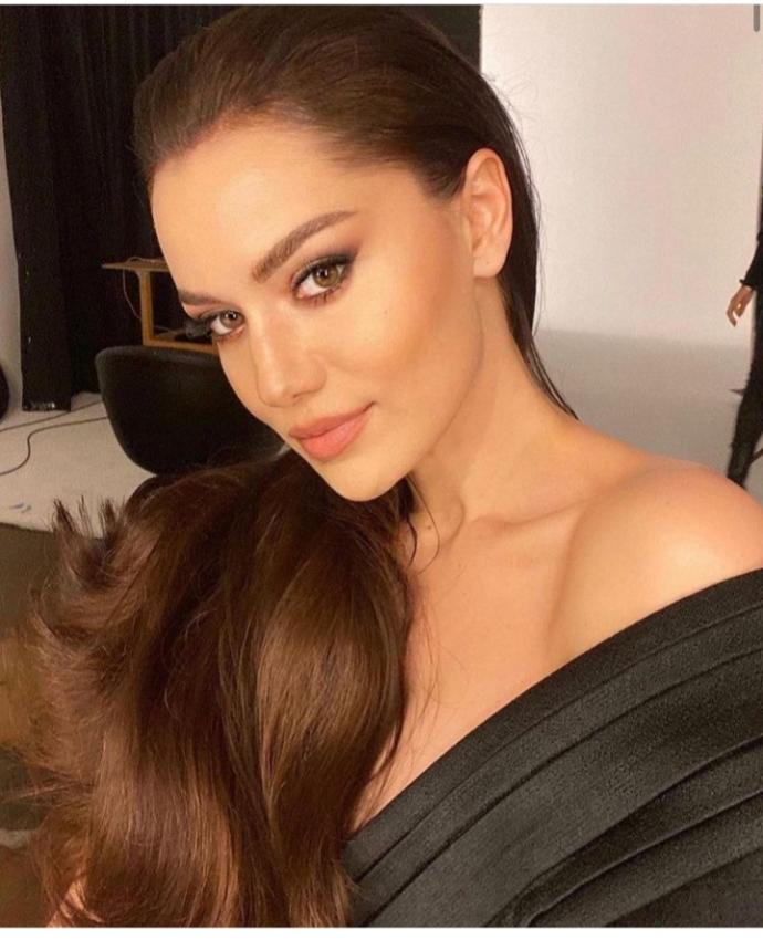 Fahriye Evcen mi daha güzel Hande Erçel mi?