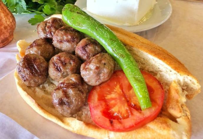 Geceye yakın kokoreç mi, köfte ekmek mi?